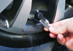 Nên gắn áp suất lốp van trong hay ngoài cho xe hơi?
