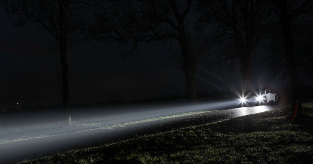 Đèn pha ô tô đóng vai trò quan trọng trong việc chiếu sáng