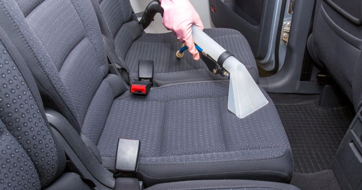 Hút bụi là bước quan trọng trong quy trình vệ sinh nội thất ô tô