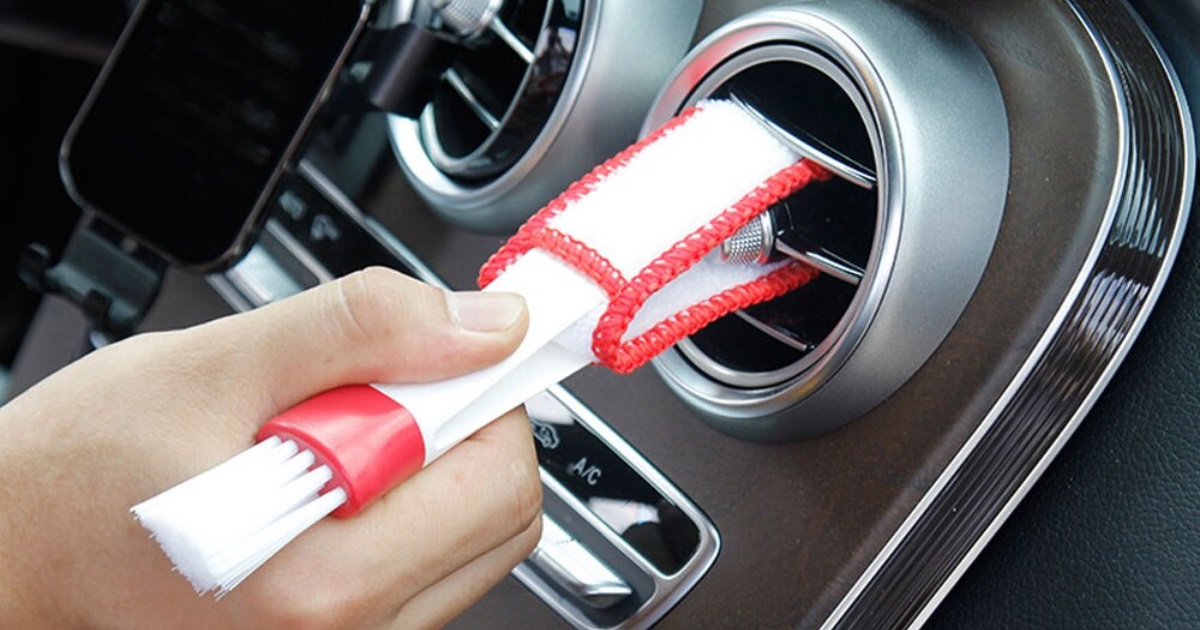 Khi vệ sinh nội thất xe ô tô nên sử dụng dụng cụ chuyên dụng