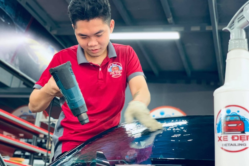 Kỹ thuật viên tay nghề cao - Lý do giá rửa xe chi tiết nhỉnh hơn rửa xe thường