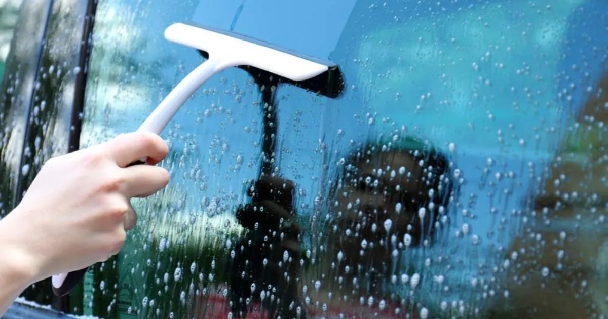 Mẹo vệ sinh kính ô tô đơn giản tại nhà