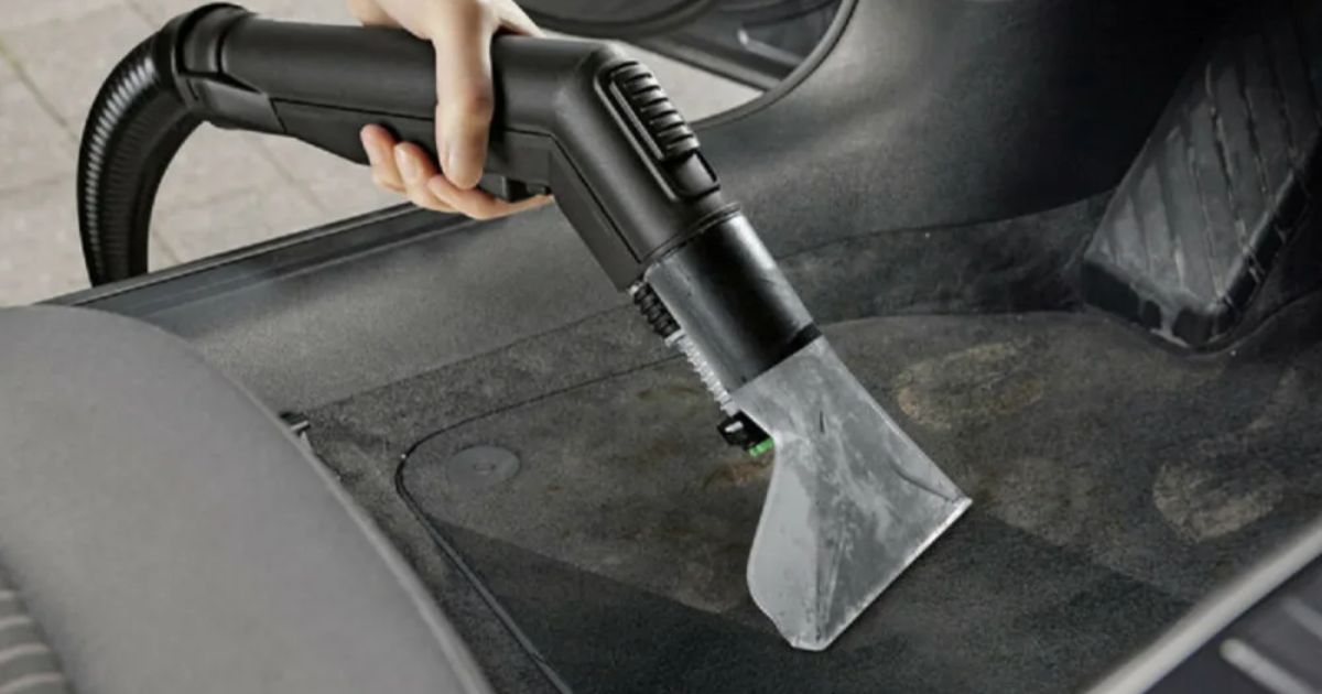 Sàn xe là vị trí dễ bám bẩn cần chú ý trong quy trình vệ sinh nội thất ô tô đẹp